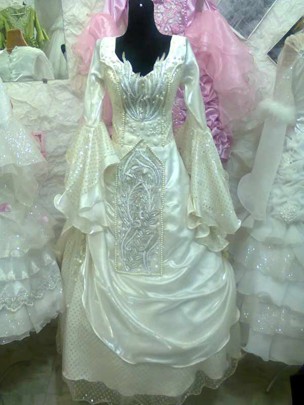 bride-dress-needlework-doch